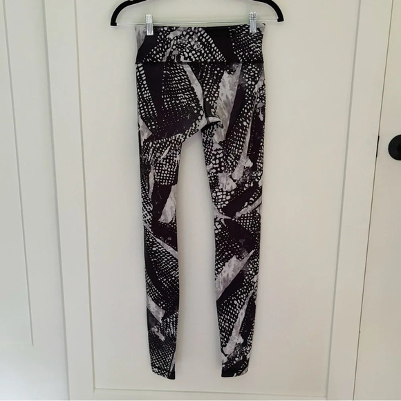 Lululemon Wunder Under Leggings Pant III White Black Abstract Print Size 4 - Picture 5 of 8